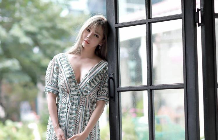沙发上的亲密时光
